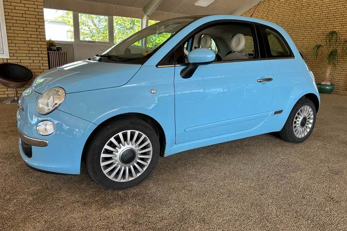 Blå Fiat 500 fra 2011 set udefra