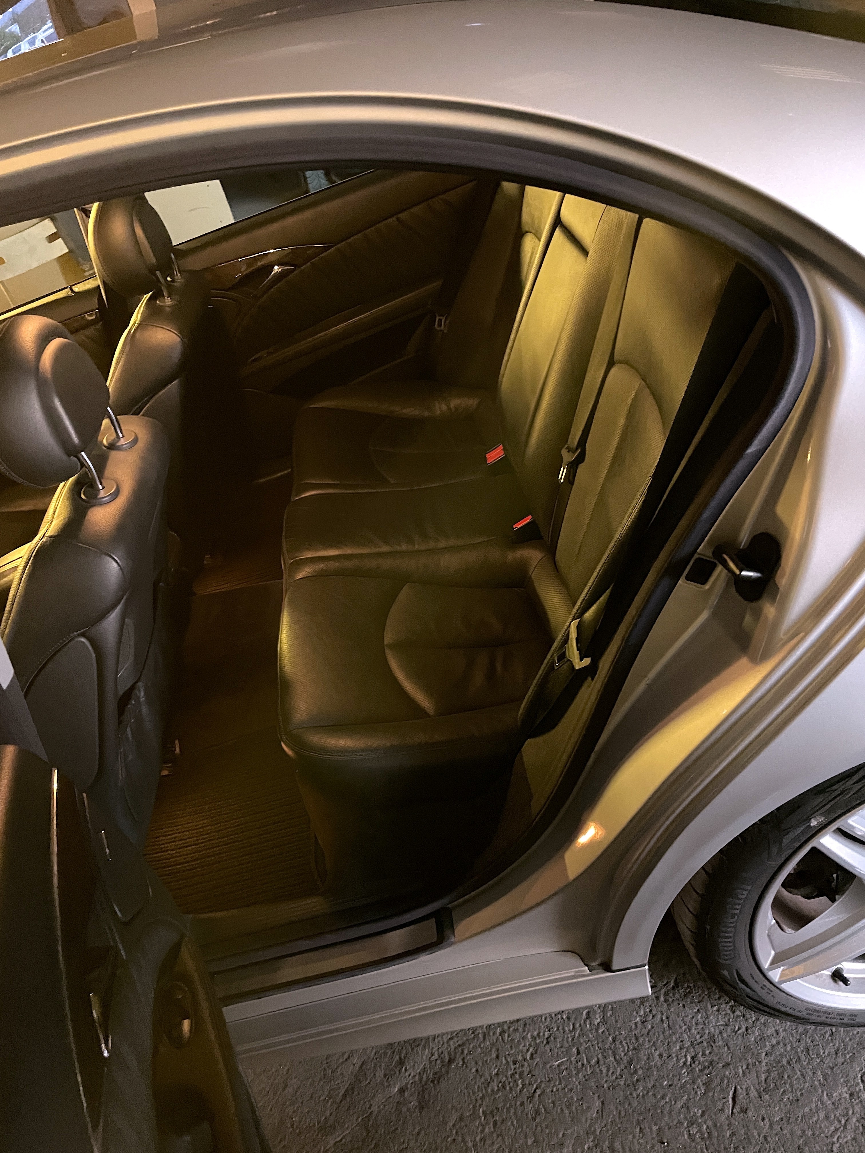 Sølv Mercedes E320 fra 2004