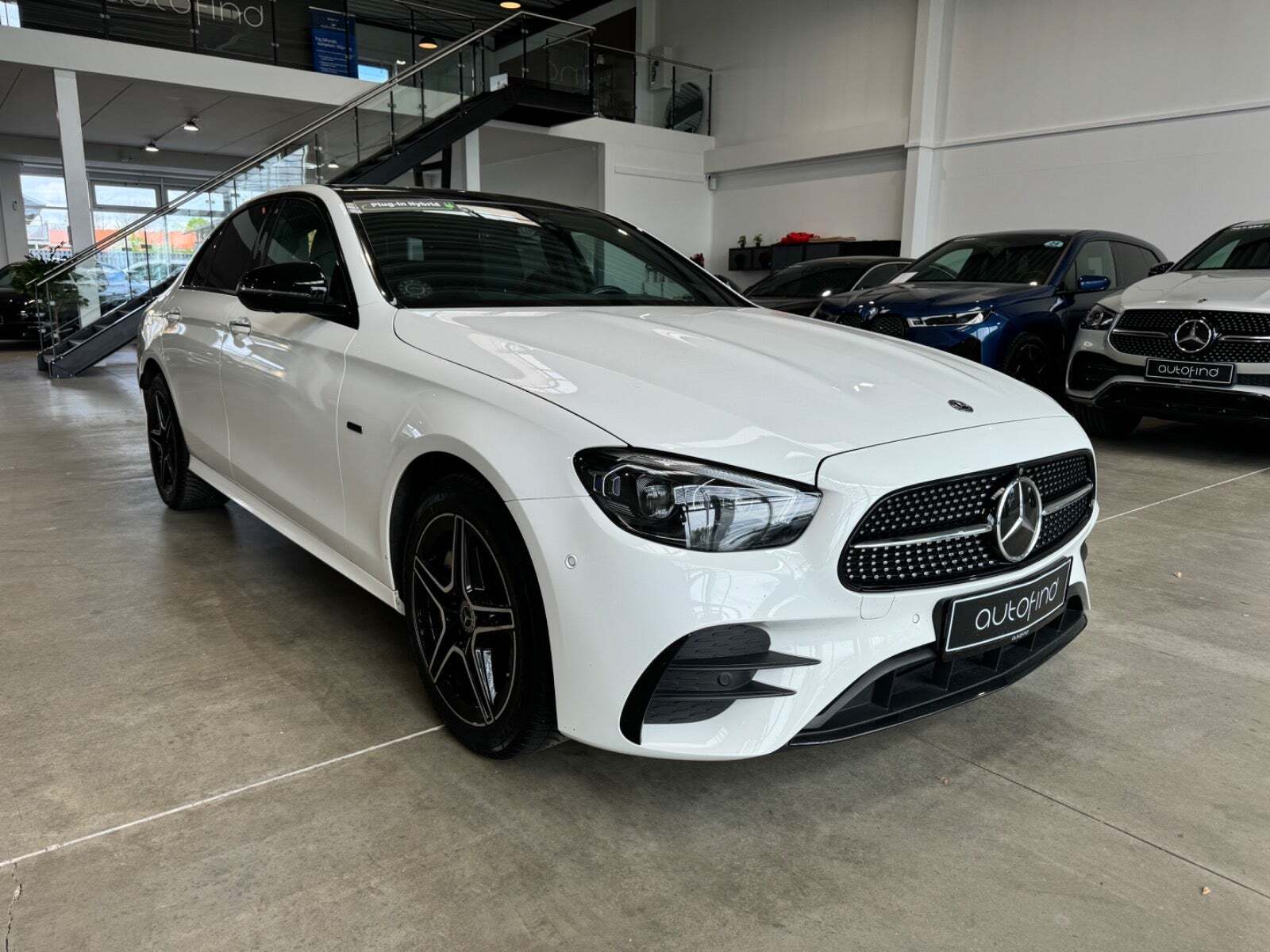 Hvid Mercedes E300 de fra 2020 set udefra