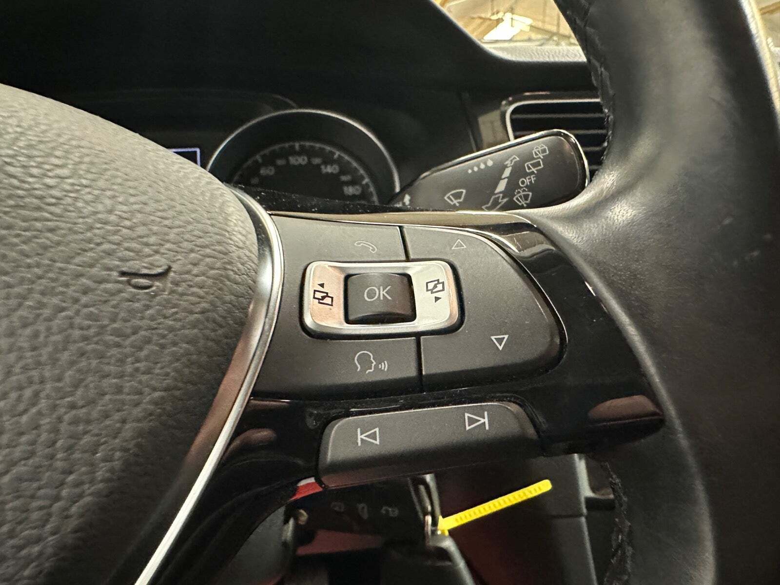 Grå VW Golf VII fra 2018 set indefra