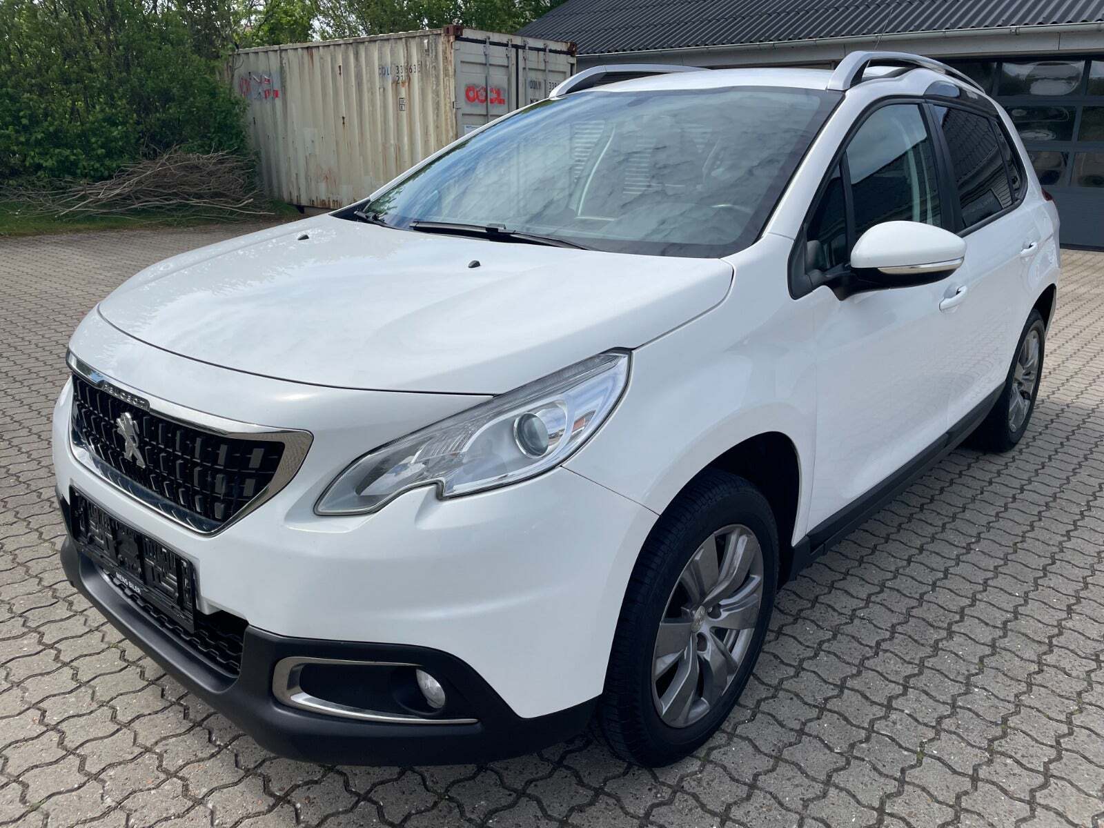Hvid Peugeot 2008 fra 2016 set udefra