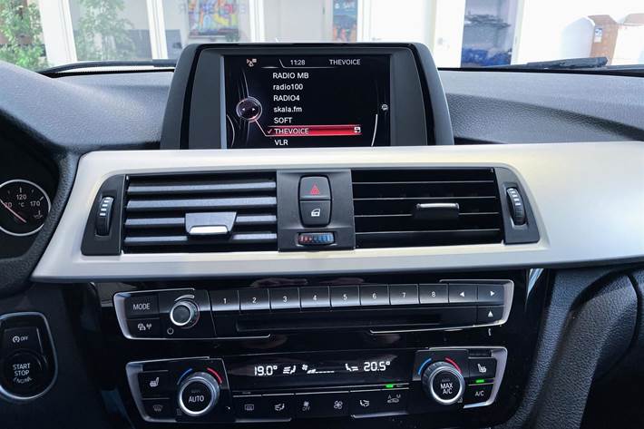 Sort BMW 320i fra 2016