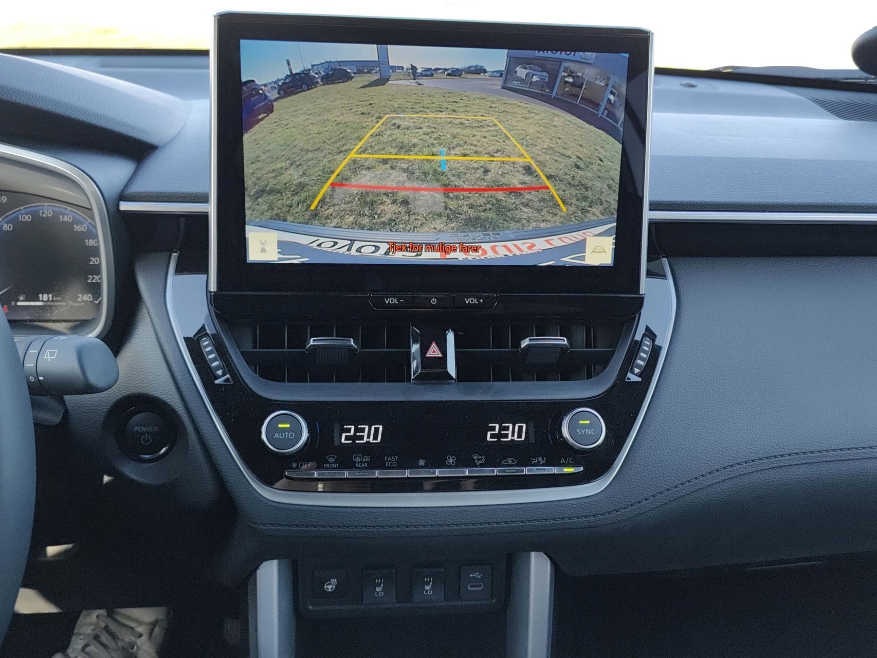 Hvid Toyota Corolla Cross fra 2024