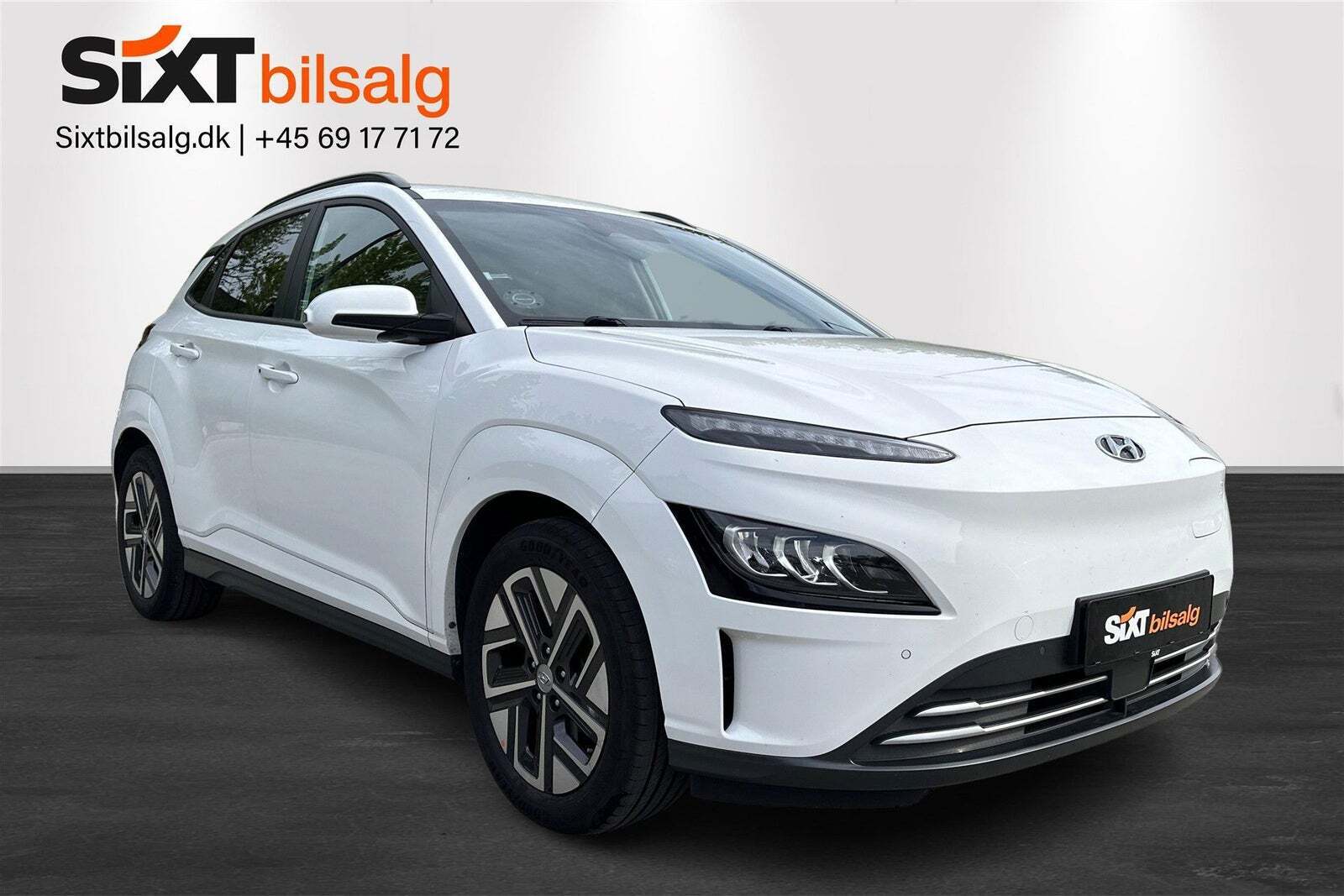 Hvid Hyundai Kona fra 2021 set udefra