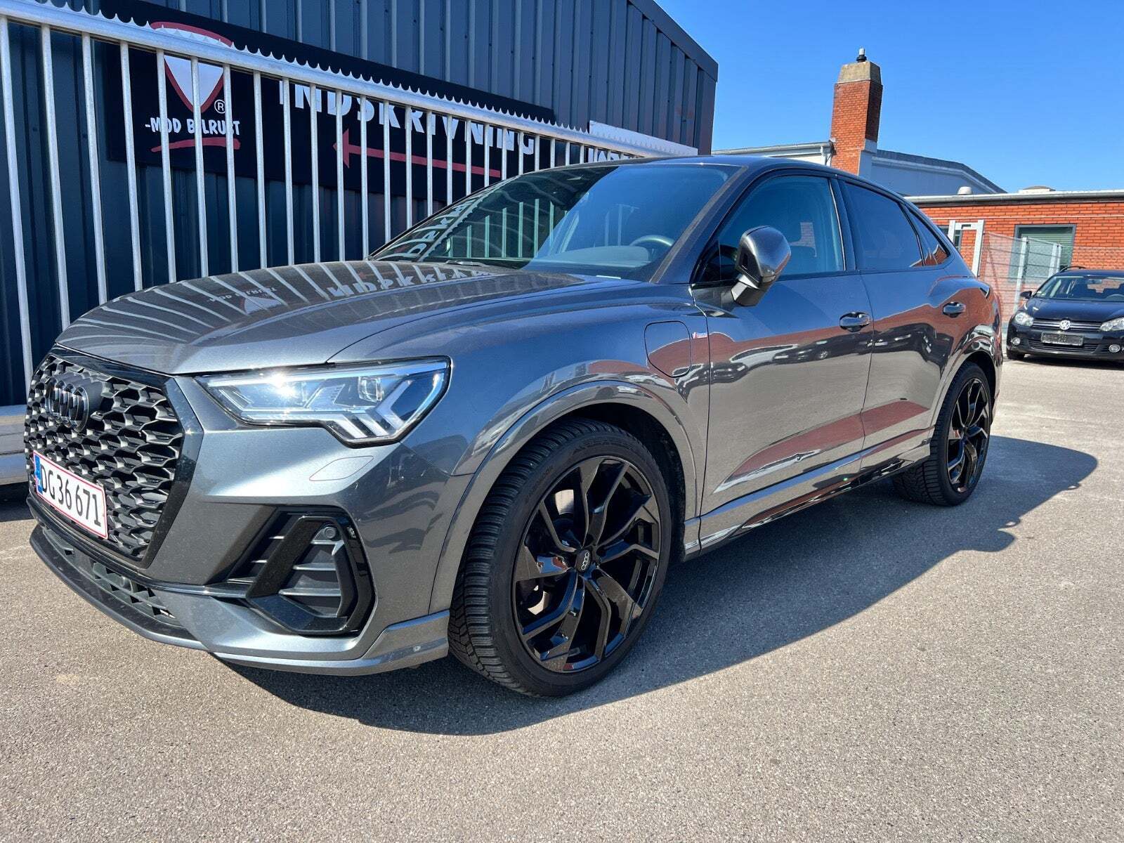 Grå Audi Q3 fra 2023 set udefra