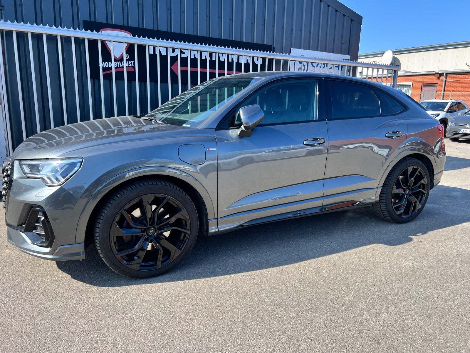 Grå Audi Q3 fra 2023