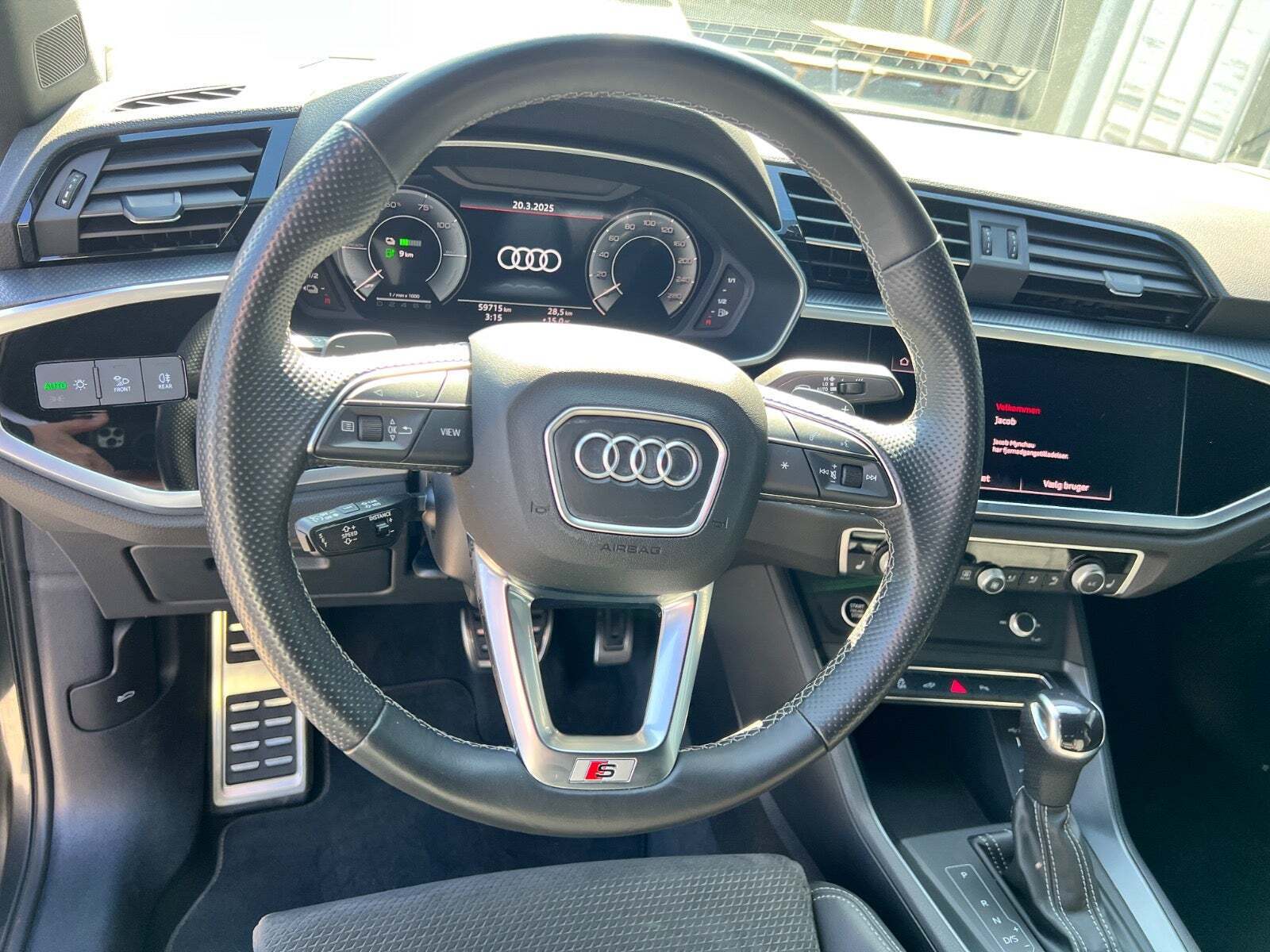 Grå Audi Q3 fra 2023