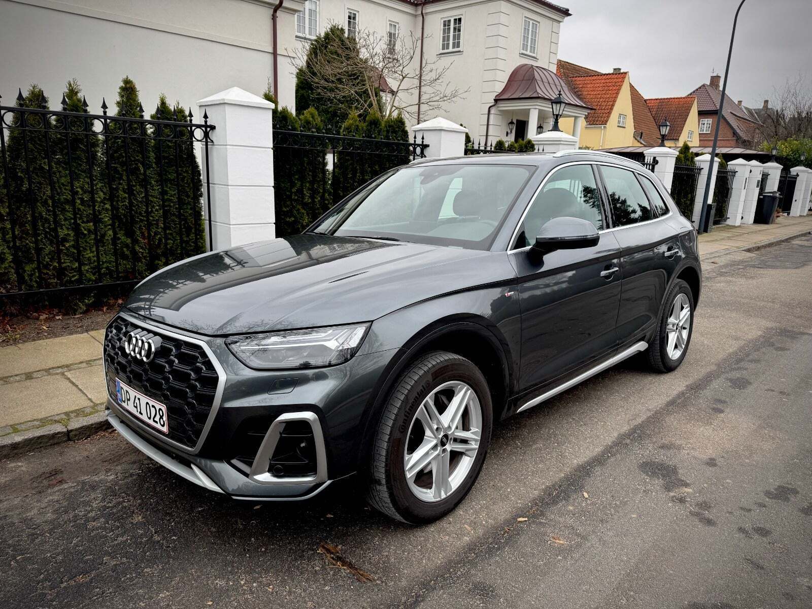 Grå Audi Q5 fra 2023 set udefra