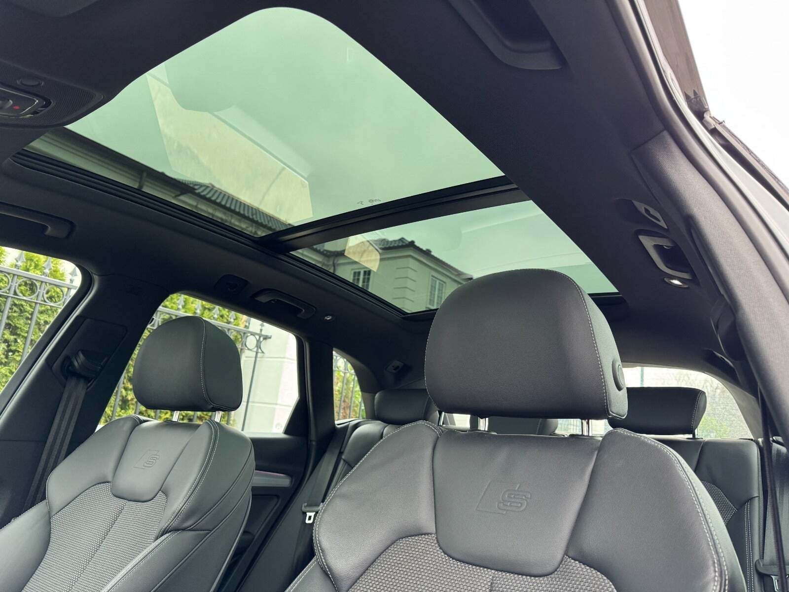 Grå Audi Q5 fra 2023