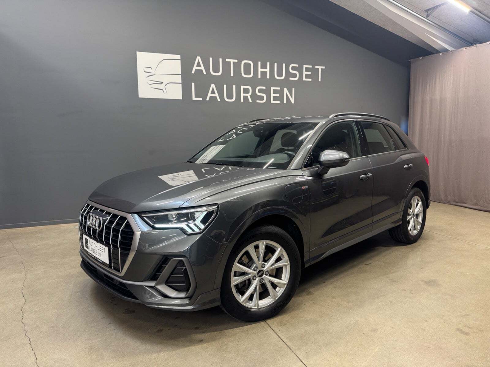 Grå Audi Q3 fra 2021 set udefra