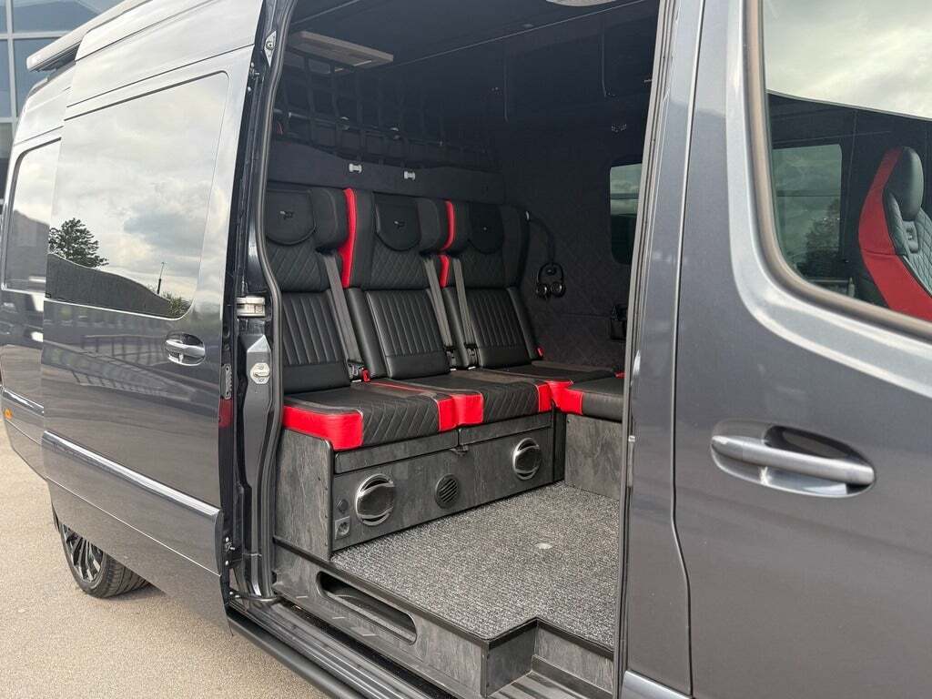 Grå Mercedes Sprinter 317 fra 2022