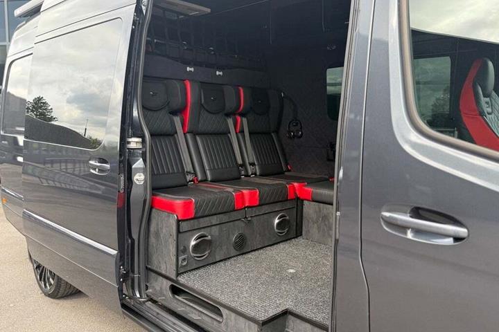 Grå Mercedes Sprinter 317 fra 2022
