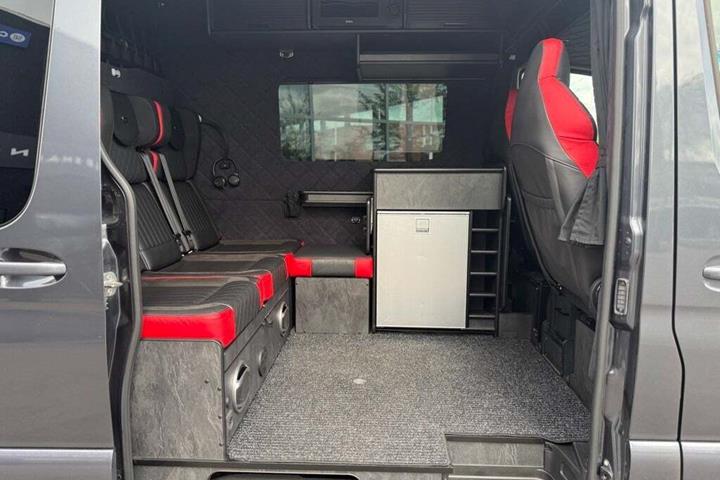 Grå Mercedes Sprinter 317 fra 2022 set indefra