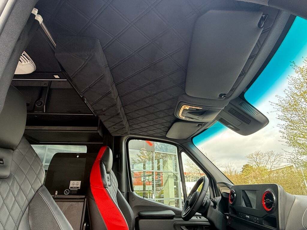 Grå Mercedes Sprinter 317 fra 2022 set indefra