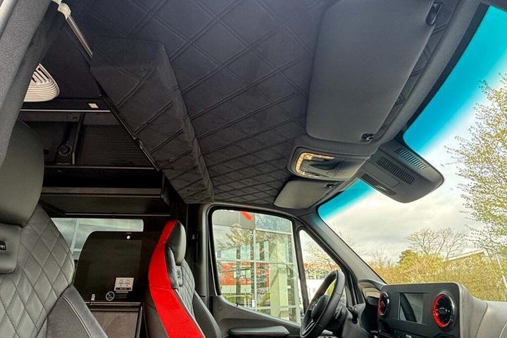 Grå Mercedes Sprinter 317 fra 2022 set indefra