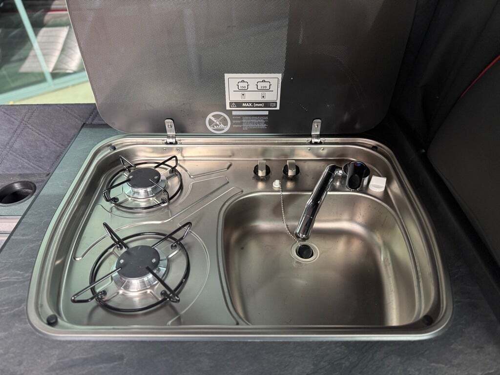 Grå Mercedes Sprinter 317 fra 2022 set udefra