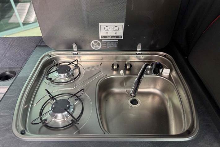 Grå Mercedes Sprinter 317 fra 2022 set udefra