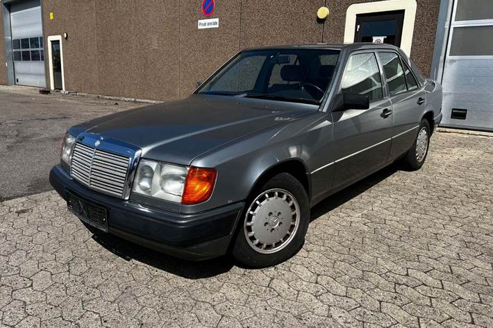Grå Mercedes 230 E fra 1991 set udefra