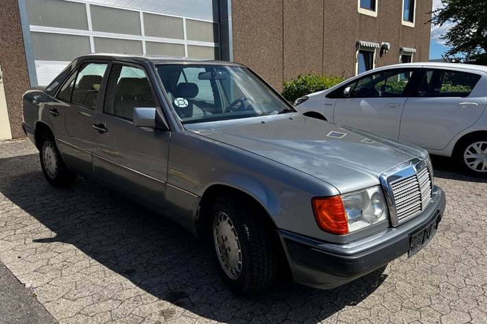 Grå Mercedes 230 E fra 1991 set udefra