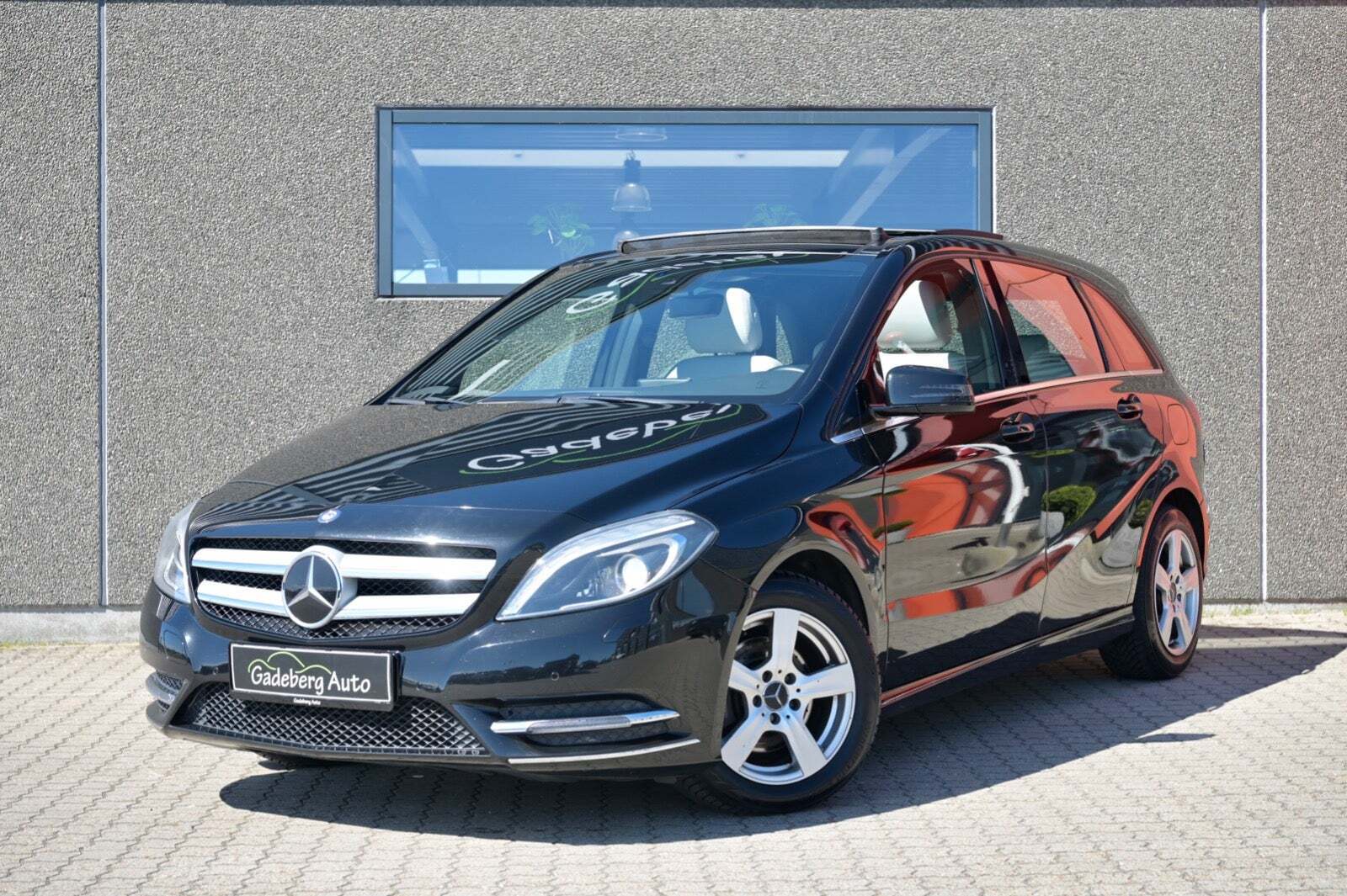 Sort Mercedes B200 fra 2013