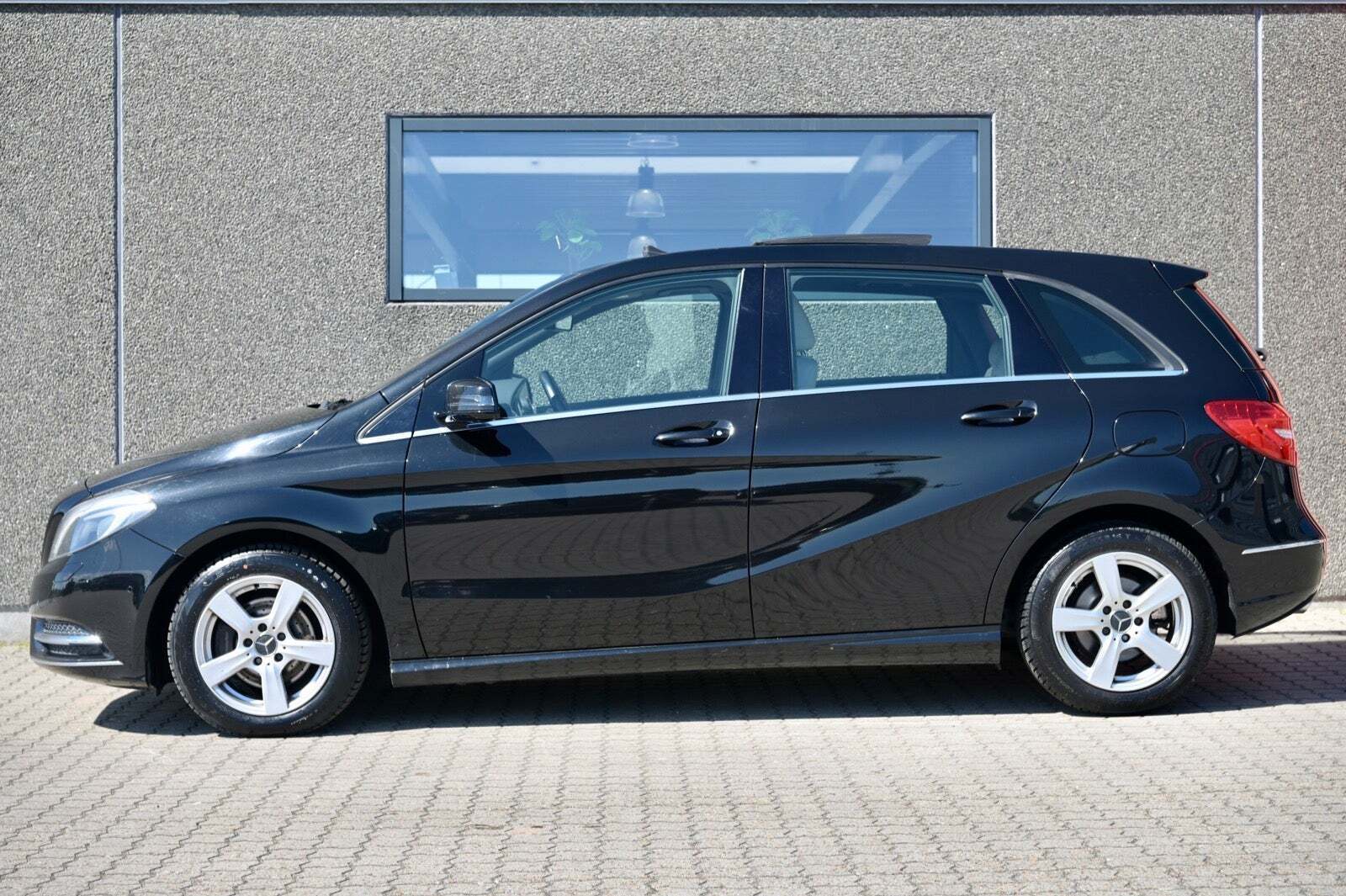 Sort Mercedes B200 fra 2013