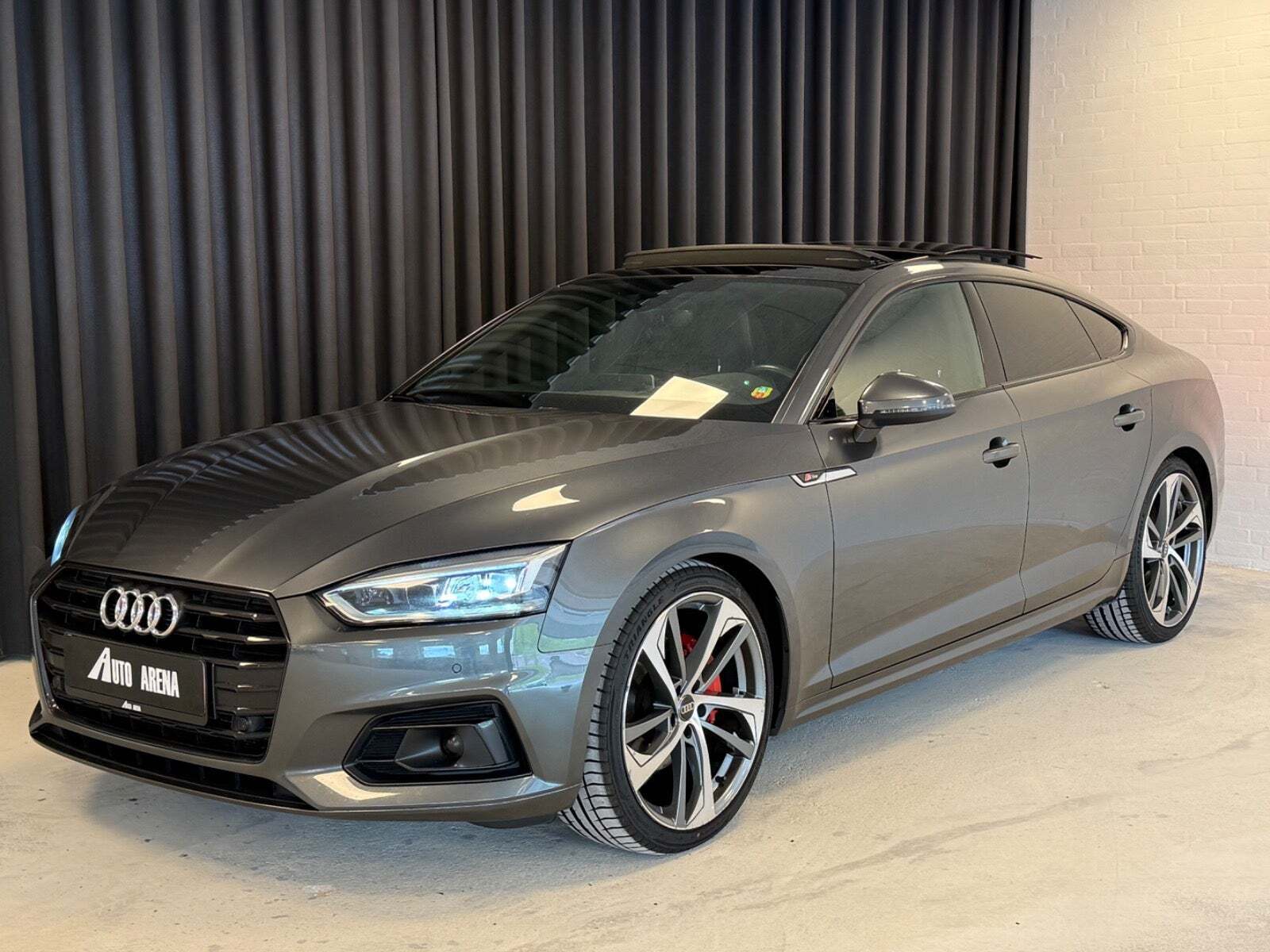 Grå Audi A5 fra 2018 set udefra