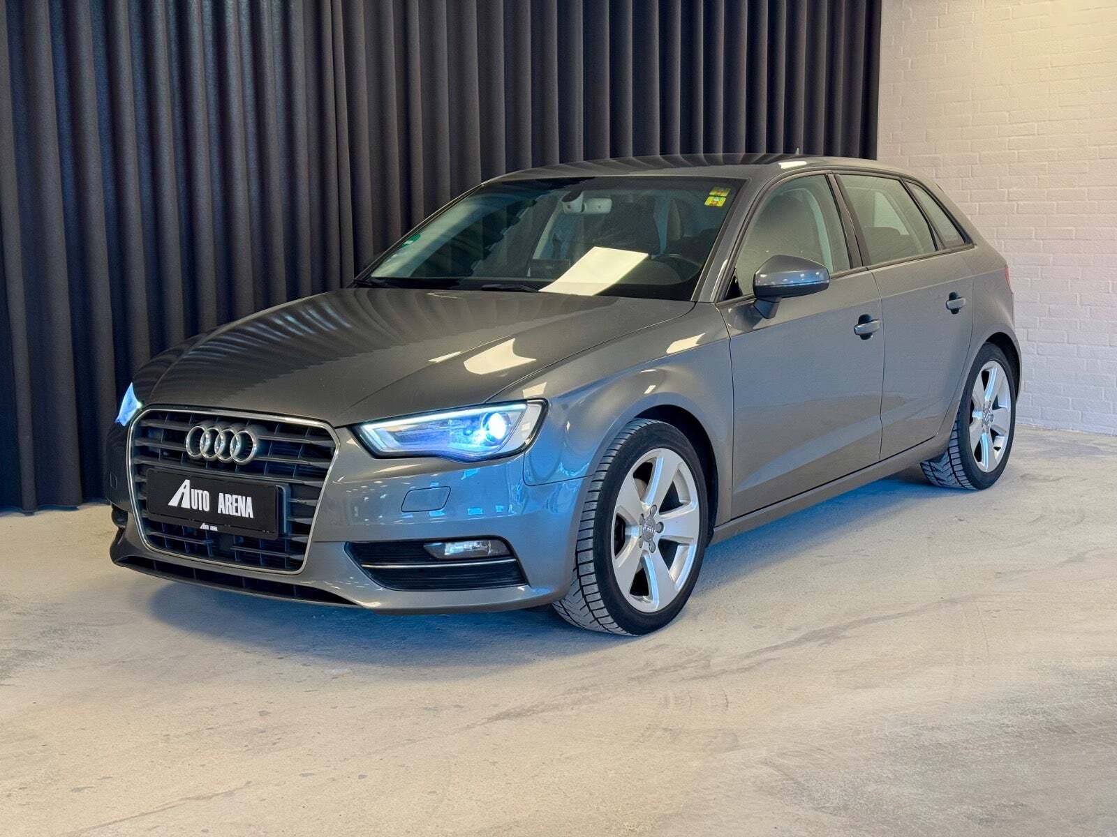 Grå Audi A3 fra 2016 set udefra
