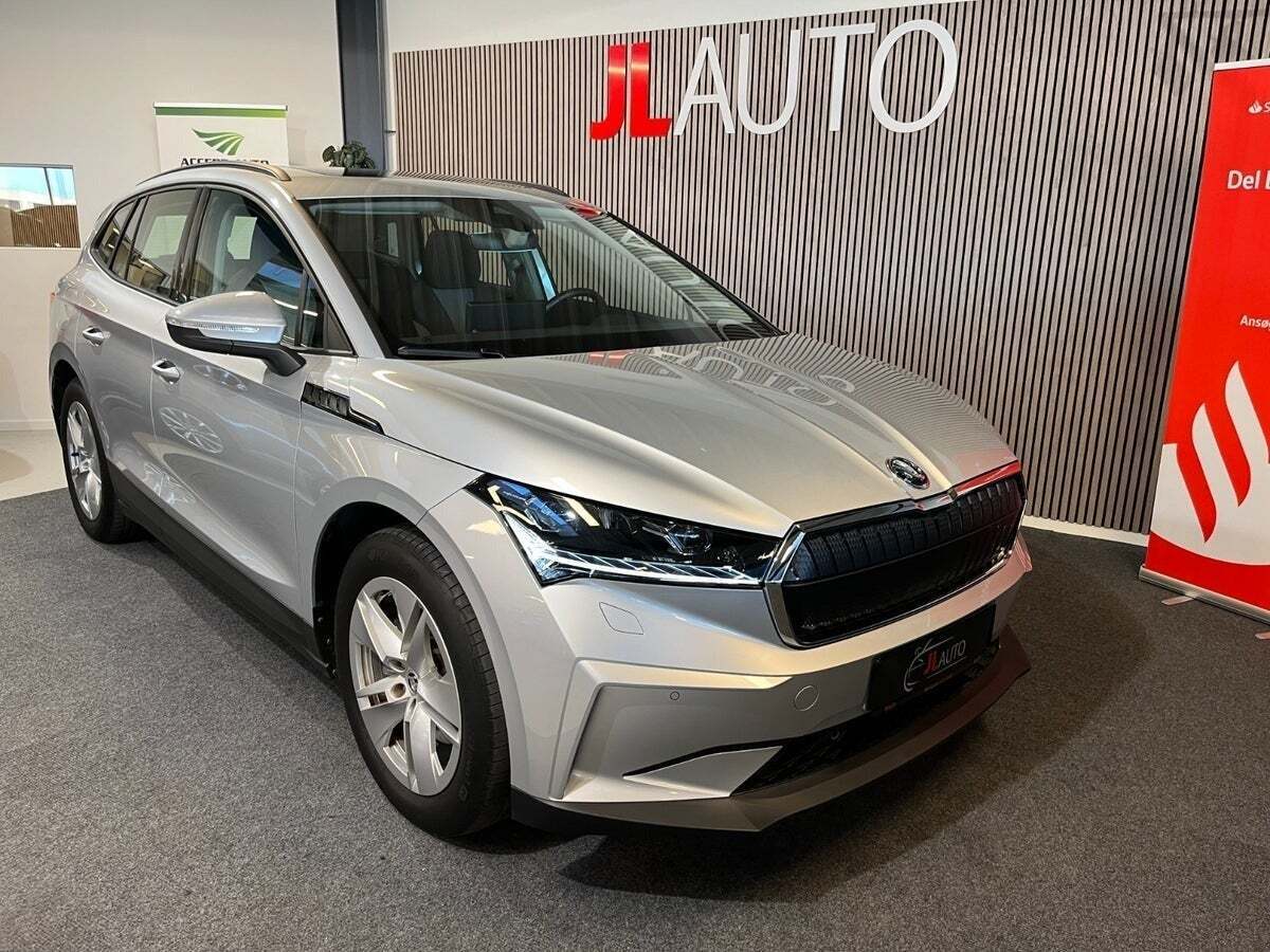 Sølv Skoda Enyaq fra 2021 set udefra