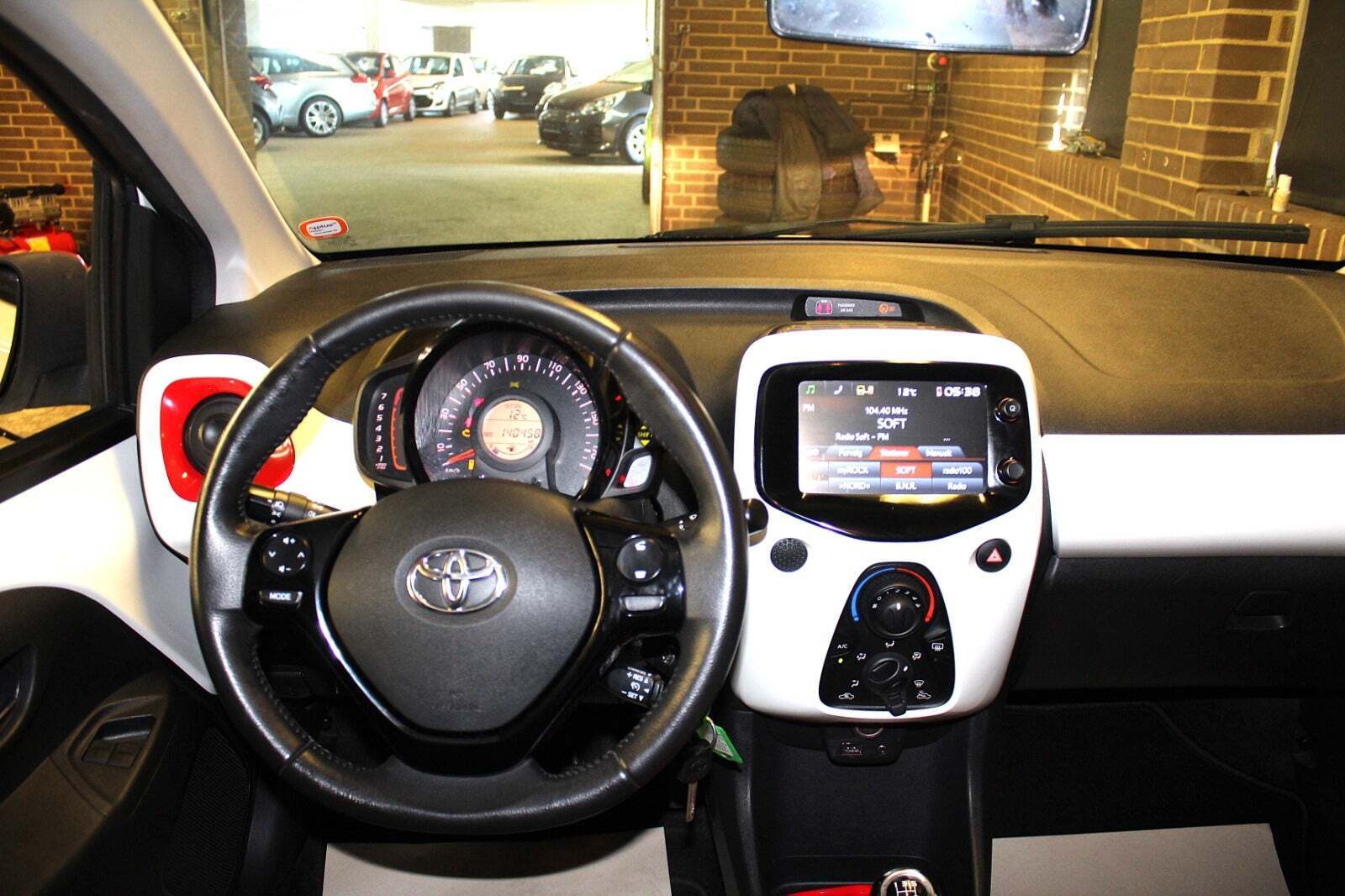 Hvid Toyota Aygo fra 2016