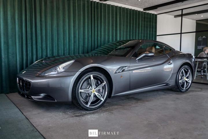 Grå Ferrari California 30 fra 2013