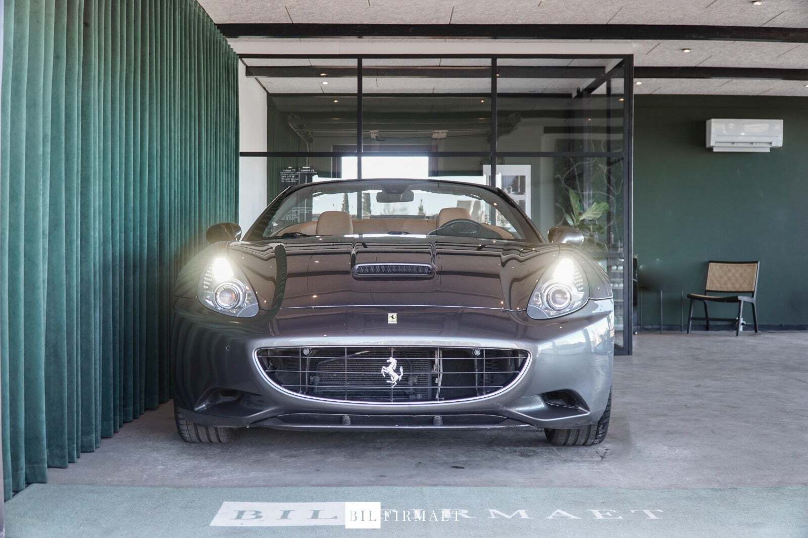 Grå Ferrari California 30 fra 2013 set udefra