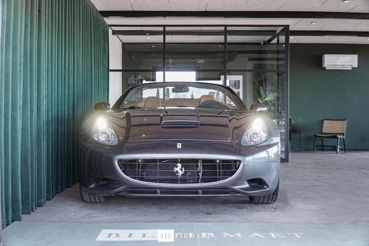 Grå Ferrari California 30 fra 2013 set udefra
