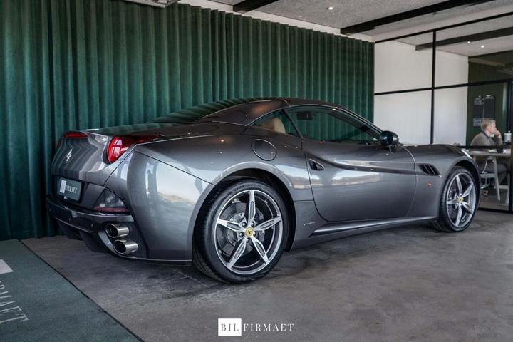 Grå Ferrari California 30 fra 2013
