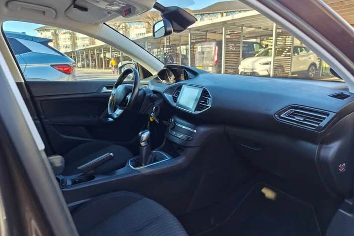 Grå Peugeot 308 fra 2016