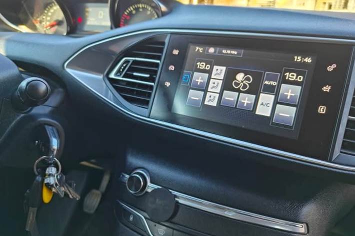 Grå Peugeot 308 fra 2016