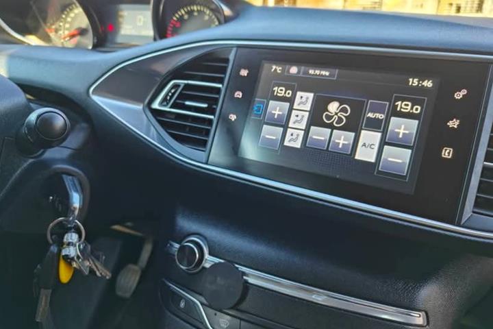 Grå Peugeot 308 fra 2016