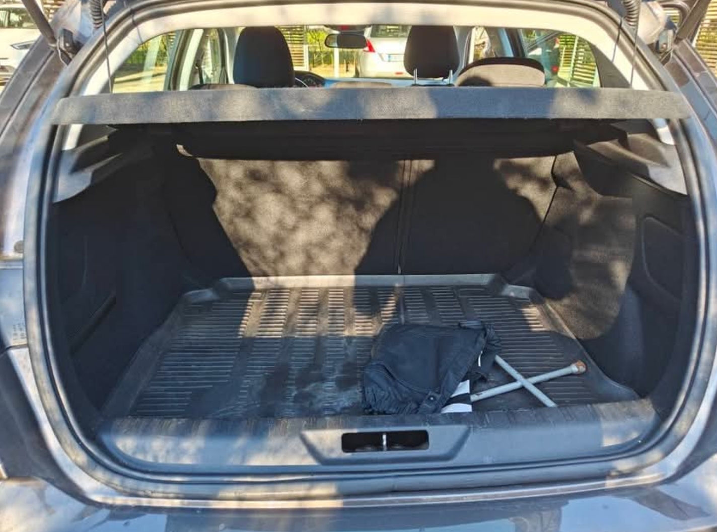 Grå Peugeot 308 fra 2016