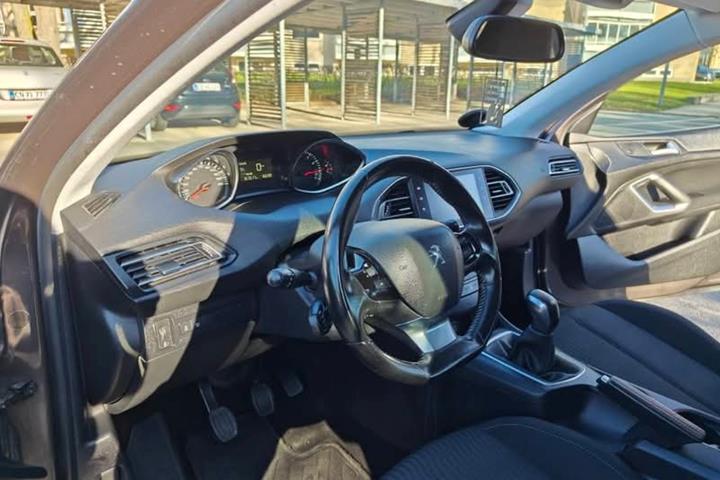 Grå Peugeot 308 fra 2016