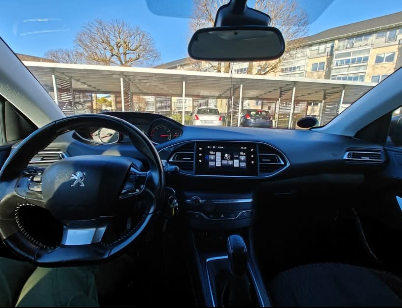Grå Peugeot 308 fra 2016
