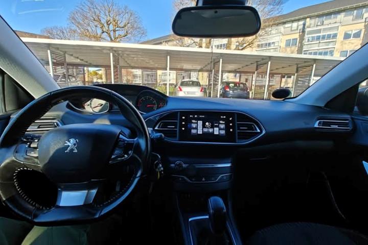 Grå Peugeot 308 fra 2016