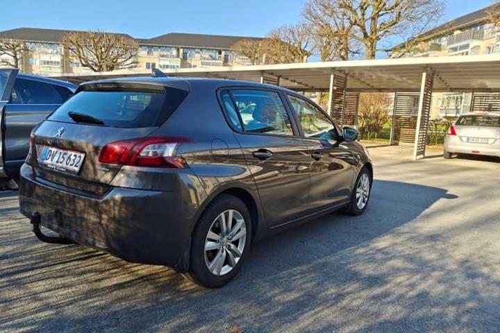 Grå Peugeot 308 fra 2016