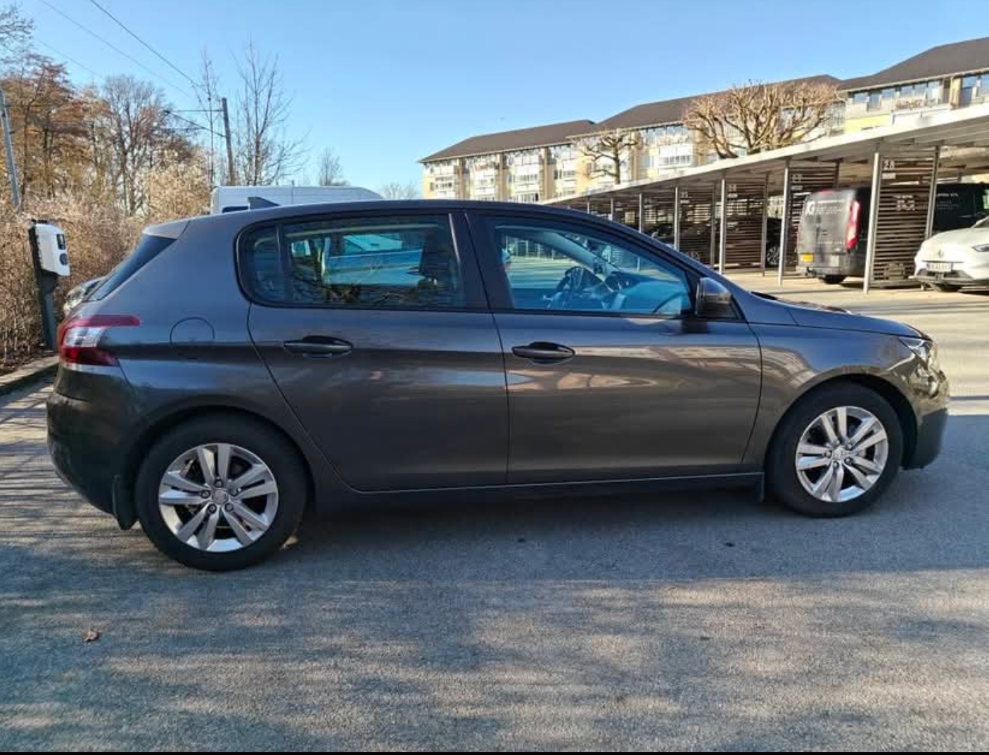 Grå Peugeot 308 fra 2016