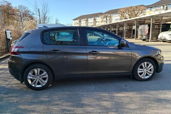 Grå Peugeot 308 fra 2016