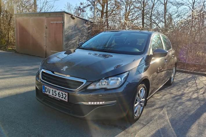 Grå Peugeot 308 fra 2016