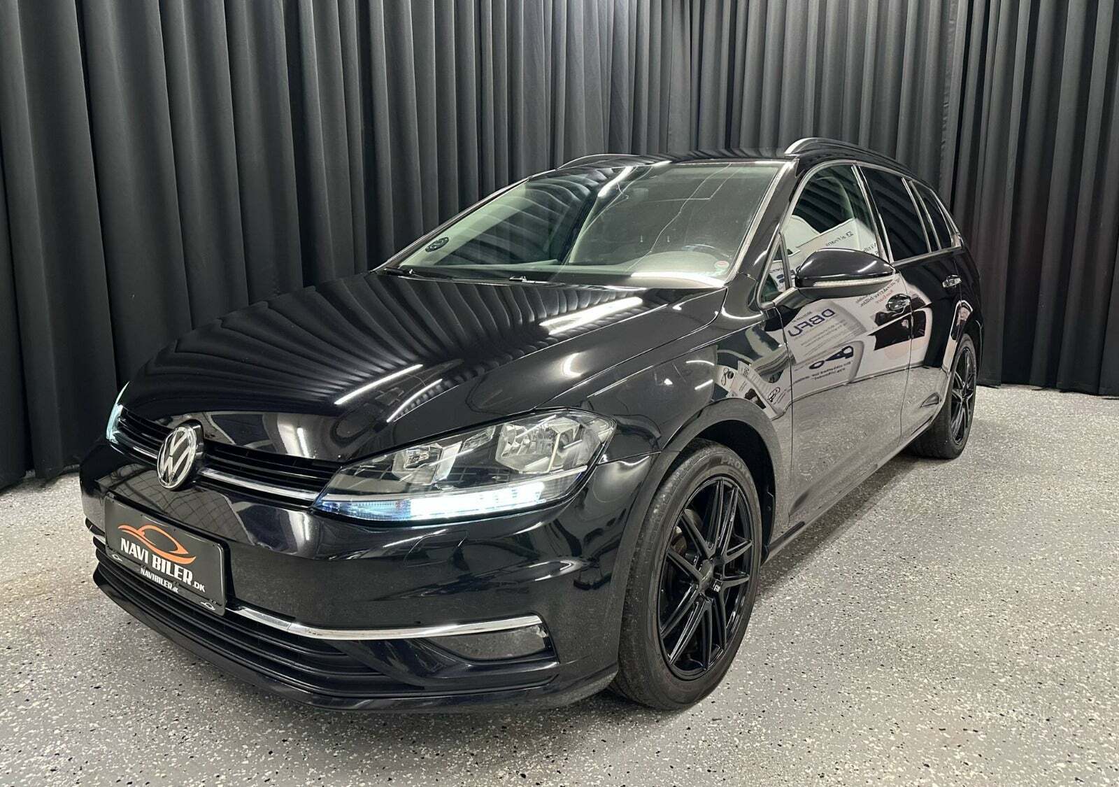 Sort VW Golf VII fra 2017 set udefra