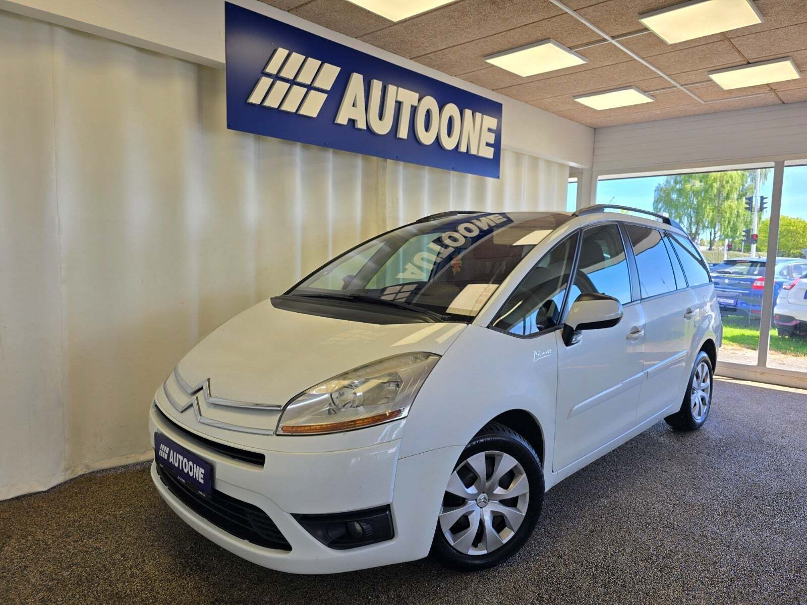 Hvid Citroën Grand C4 Picasso fra 2010 set udefra