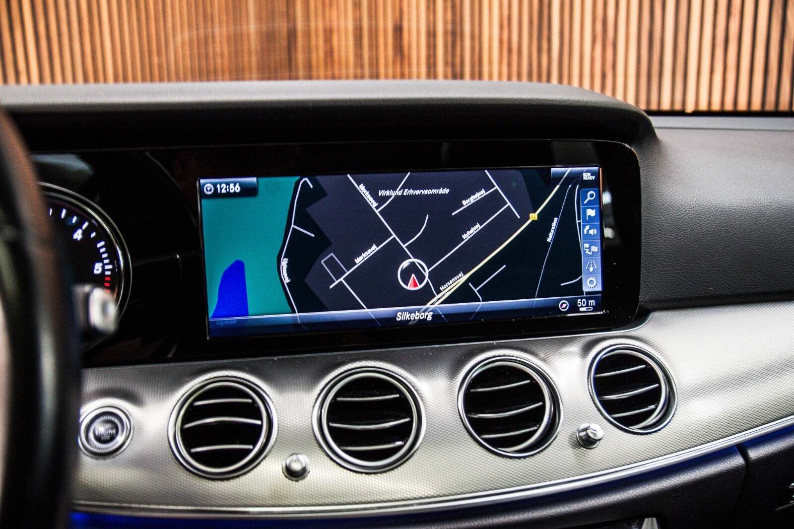 Hvid Mercedes E300 d fra 2019 set indefra