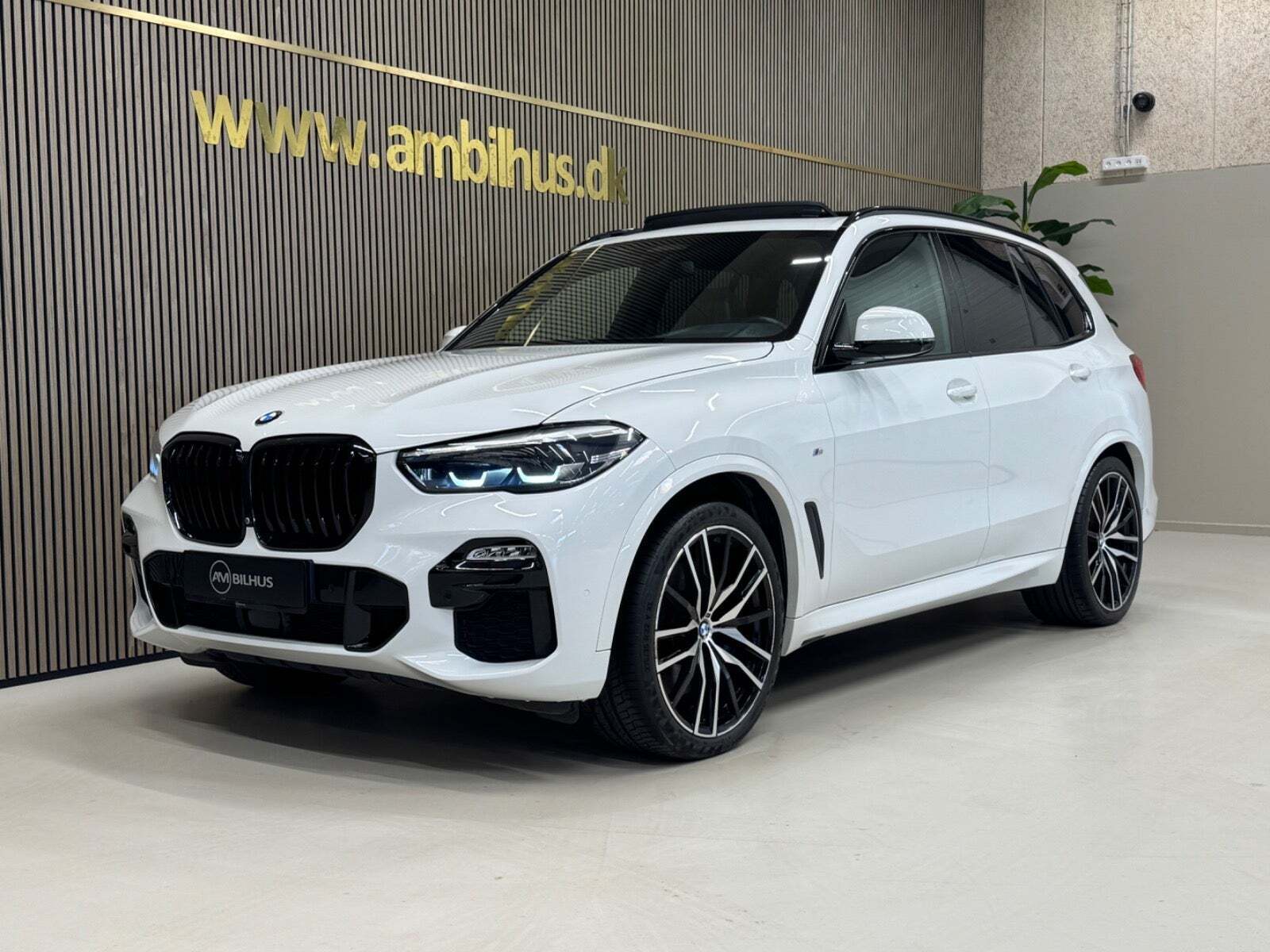 Hvid BMW X5 fra 2019 set udefra
