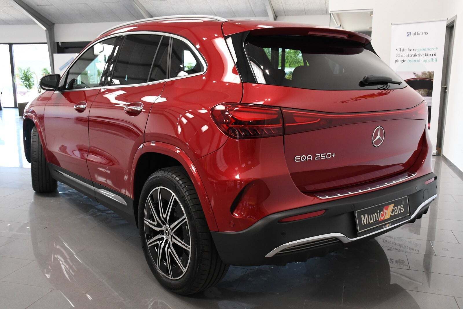 Gul Mercedes EQA250+ fra 2024