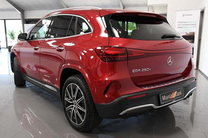 Gul Mercedes EQA250+ fra 2024